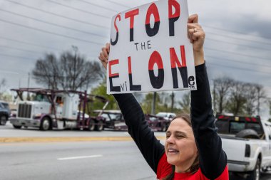 Duluth, GA / USA - 29 Mart 2025: Duluth, GA 'da 29 Mart 2025' te bir Tesla protesto etkinliğinde Elon Musk karşıtı bir tabela sergiledi..