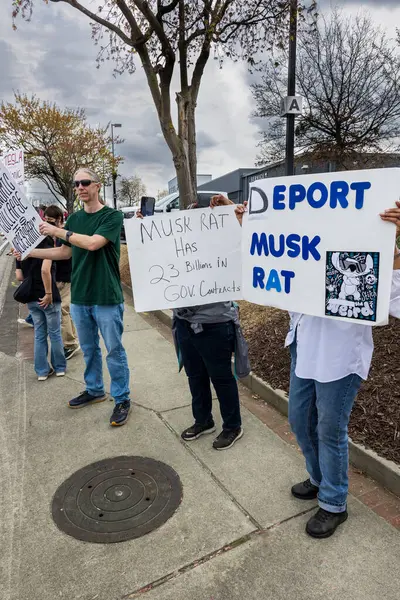 Duluth, GA / USA - 29 Mart 2025: Protestocular 29 Mart 2025 'te Duluth, GA' da düzenlenen bir Tesla protestosunda Elon Musk karşıtı tabelalar sergiliyorlar.