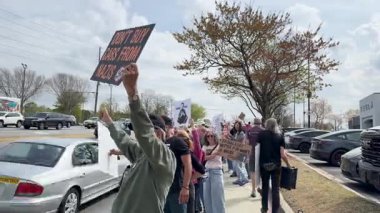Duluth, GA / ABD 29 Mart 2025: İnsanlar, 29 Mart 2025 'te Duluth, GA' da düzenlenen Tesla Takedown protestosuna katılan Elon Musk 'a Nazi göndermeleri yapan tabelalar taşıyorlar.. 