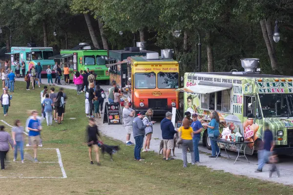 Lilburn, GA / USA - 10 Ekim 2023: Hareket bulanıklığı, 10 Ekim 2023 'te Lilburn, GA' da beş yemek kamyonuna patronluk taslayan insanları gösteriyor..