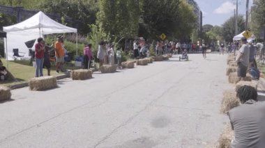 Atlanta, GA / USA - 23 Eylül 2023: Bir çocuk, 23 Eylül 2023 'te Atlanta, GA' da düzenlenen Cool Dads Rock Sabun Kutusu Derbisi 'nde bir tepelik yolda sabun kutusu derbi arabası kullanıyor.. 