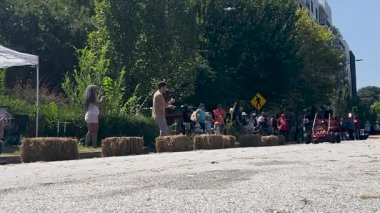 Atlanta, GA / USA - 23 Eylül 2023: Ağır çekim, 23 Eylül 2023 'te Atlanta, GA' da Cool Dads Rock Boap Derby etkinliğinde bir tepelik sokağında sabun kutusu derbi arabası süren bir çocuğu gösteriyor.. 