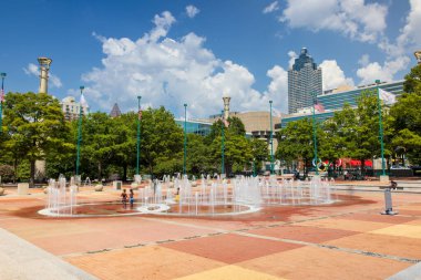 Atlanta, GA USA 26 Ağustos 2023: Hareket bulanıklığı çocukların 26 Ağustos 2023 'te Atlanta, GA' da sıcak bir yaz günü Centennial Olympic Park çeşmesinde oynadığını gösteriyor..
