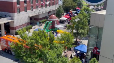Atlanta, GA / USA 26 Ağustos 2023: Yükselen manzara 26 Ağustos 2023 tarihinde Atlanta, GA 'da bulunan College Football Hall of Fame Fest' te oynanan maçların Atlanta caddesini göstermektedir.. 