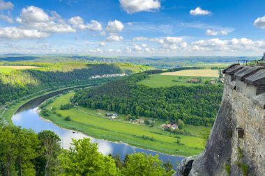 Konigstein, Almanya - 11 Mayıs 2025: Konigstein Kalesi 'nin yüksek açılı perspektifi 11 Mayıs 2025' te Almanya 'nın Konigstein kentinde bulunan Elbe Nehri ve Almanya' nın resmedilmiş Alman kırsalını gösteriyor.