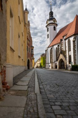 Dikey çekim, Almanya 'nın Torgau kentindeki tuhaf kaldırım taşı patikaları boyunca Avrupa mimarisini gösteriyor.