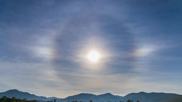 Güneş Halesi Optik Fenomeni Gökyüzü Arkaplanında Zaman Hızı Yakınlaştır — Stok video