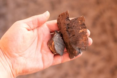 Ukraynalı bir sivilin elindeki Rus füzesinin parçaları..