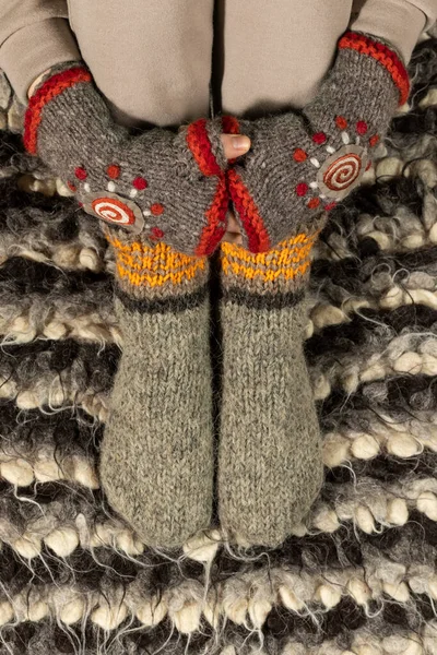 Warme Wollkleidung Nahaufnahme Von Warmen Fäustlingen Und Socken — Stockfoto