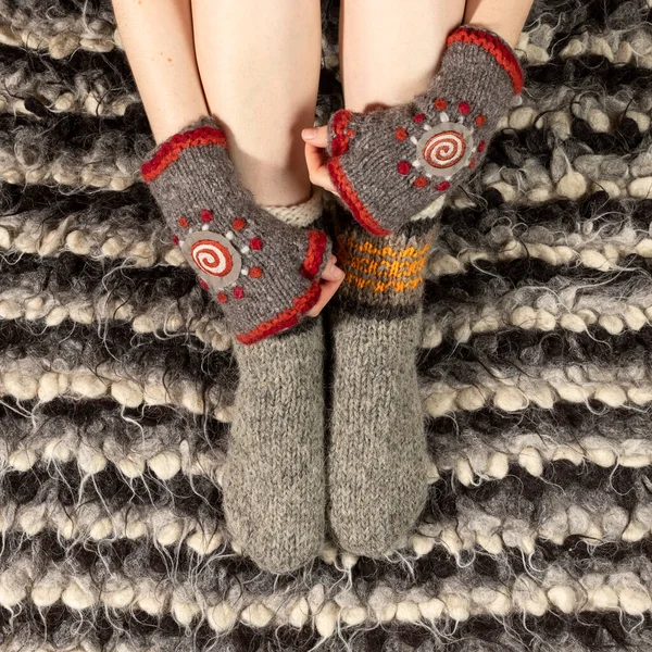 暖和的羊毛衫 热身手套和袜子的特写 — 图库照片