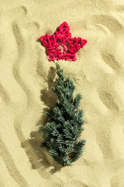 Kreativní Minimální Plážový Koncept Během Vánočních Svátků Vánoční Stromek Písku — Stock fotografie