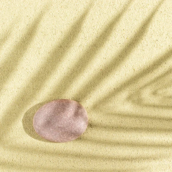 黄色の砂の上にヤシの葉の影 創造的なビーチコンセプト — ストック写真