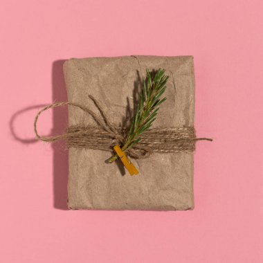 Kraft kağıdına sarılı Noel hediyesi. Xmas arkaplanı.