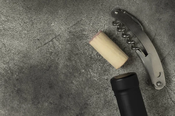 Siyah Arka Planda Şişe Tirbuşon Mantar — Stok fotoğraf