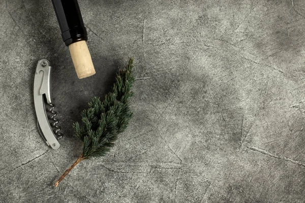 Şarap Şişesi Tirbuşon Siyah Arka Planda Noel Ağacı — Stok fotoğraf