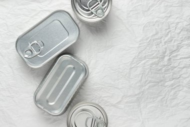 Konserve yiyecekler, en iyi manzara. Beyaz arkaplanda.