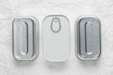 Konserve yiyecekler, en iyi manzara. Beyaz arkaplanda.