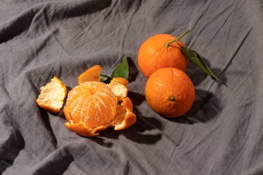 Yatakta mandalina. Yakın plan..