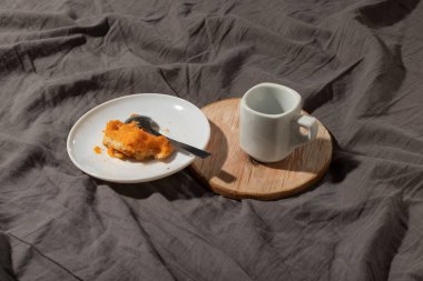 Pastadan arta kalanlar ve yatakta kahve. Yakın plan..