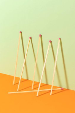 Yeşil arka planda kibrit çöpleri. Üst görünüm.