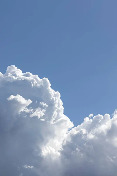 Λευκά Χνουδωτά Σύννεφα Έναν Γαλάζιο Ουρανό Κάθετη Φωτογραφία — Φωτογραφία Αρχείου