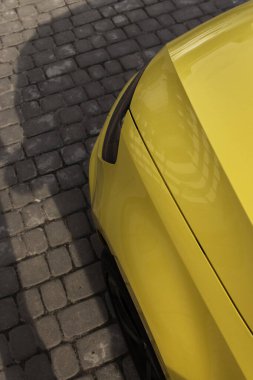 Sarı bir arabanın yakın plan görüntüsü. Minimalist fotoğraf.
