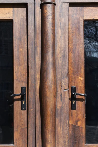 Vintage Brązowe Drewniane Drzwi Metalowymi Klamkami Zbliżenie — Zdjęcie stockowe