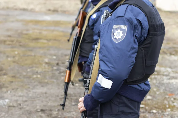 3月8日 乌克兰利沃夫 参加军事演习的身着制服的乌克兰警官 免版税图库照片