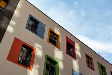 Yeni renkli modern bina. Alt görünüm.