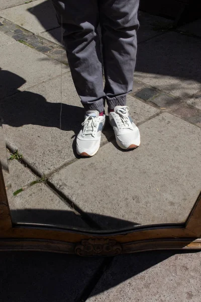 Reflectie Van Mannelijke Benen Een Spiegel Straat Minimalistische Foto — Stockfoto