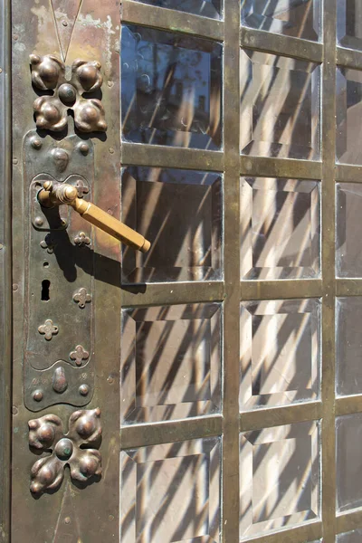 Piękne Metalowe Drzwi Zielonym Kolorze Eleganckie Zabytkowe Drzwi Wejściowe Starym — Zdjęcie stockowe