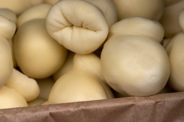 Piyasada füme peynir..