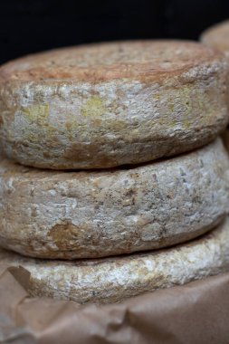 Yıllanmış peynir. Pazarda yuvarlak peynir parçaları..