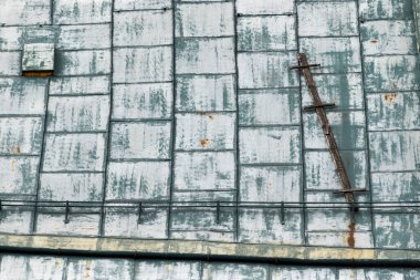 Eski metal çatı. Güzel mavi-yeşil renk.