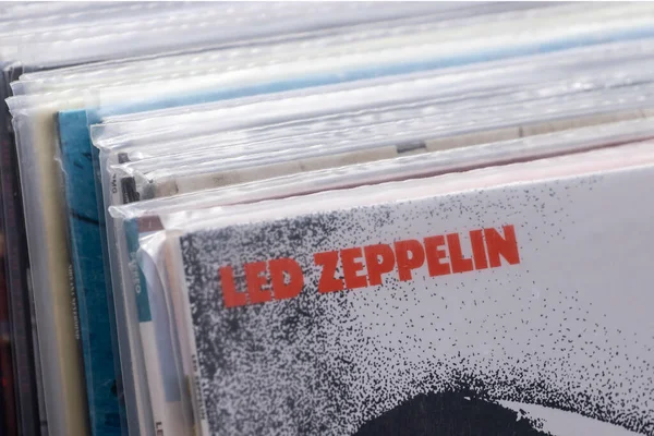 Lviv, Ukrayna - 13 Mayıs 2023. Led Zeppelin LP Vintage pazarında.