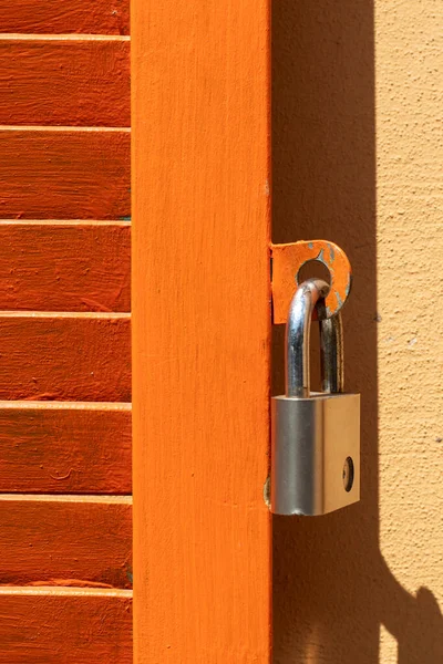오렌지 나무로 자물쇠를 클로즈업 — 스톡 사진
