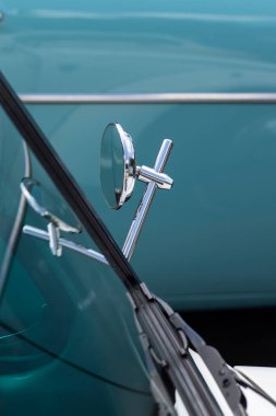 Eski bir arabanın dikiz aynası. Mavi arkaplan, kapat.