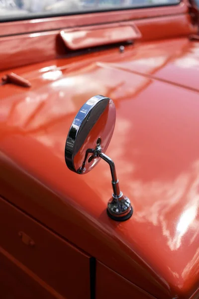 Хромированное Зеркало Заднего Вида Красном Ретро Автомобиле Крупный План — стоковое фото