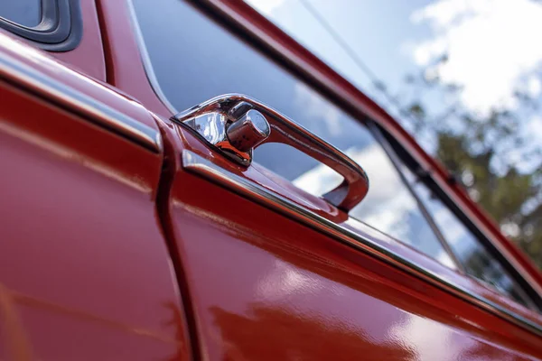 Дверная Ручка Красного Ретро Автомобиля Крупный План — стоковое фото