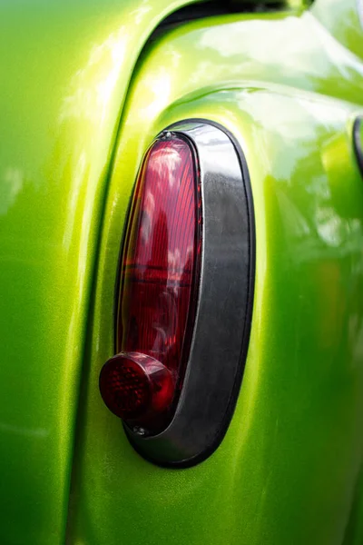 Задний Свет Зеленого Ретро Автомобиля Крупный План — стоковое фото