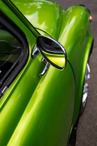 Rückspiegel Einem Grünen Retro Auto Nahaufnahme — Stockfoto