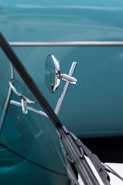 Rückspiegel Einem Retro Auto Blauer Hintergrund Nahaufnahme — Stockfoto