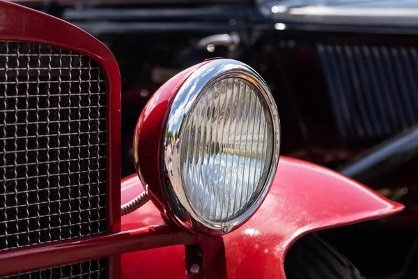 赤いレトロな車にヘッドライト — ストック写真