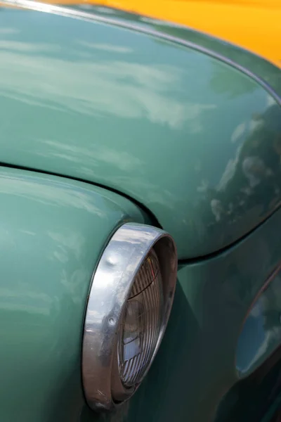 パステルグリーンのレトロな車のヘッドライト — ストック写真