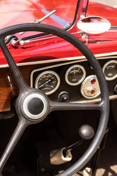 赤いレトロな車のステアリングホイールとダッシュボード — ストック写真