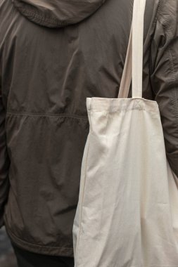 Alışveriş torbası omzunda. Pazardaki kişi..