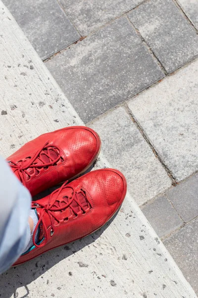 Persona Con Zapatos Rojos Vista Superior — Foto de Stock