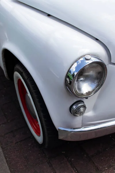 Chromscheinwerfer Einem Weißen Retro Auto Nahaufnahme — Stockfoto
