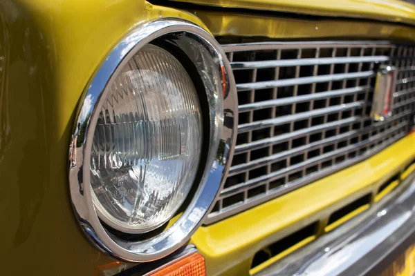 Chromscheinwerfer Einem Gelben Retro Auto Nahaufnahme — Stockfoto
