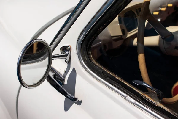 Chrom Rückspiegel Einem Weißen Retro Auto Nahaufnahme — Stockfoto